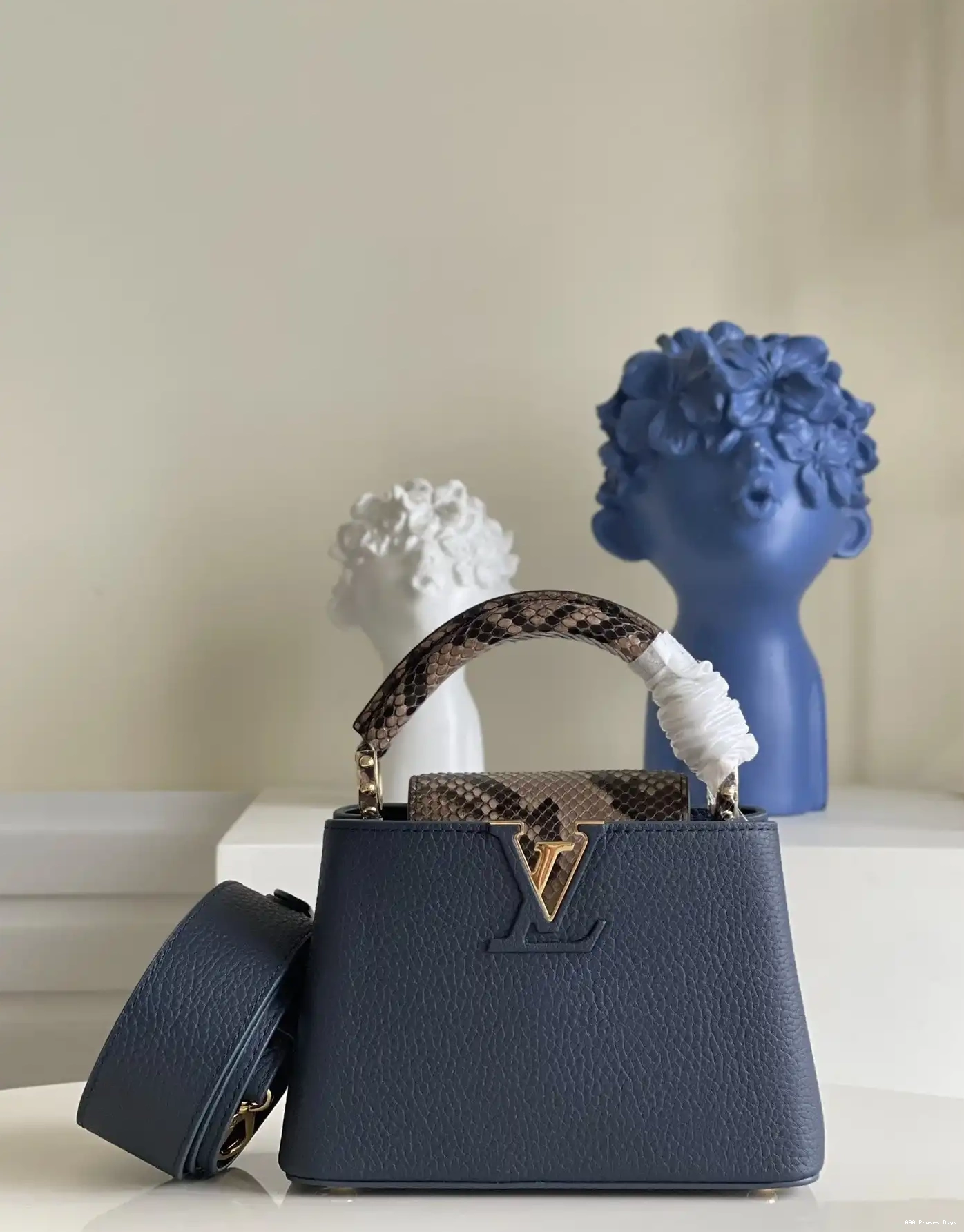 AAA Replica Ru LOUIS MINI CAPUCINES VUITTON 0516